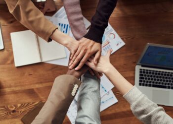 Diversité : Des mains de différentes couleurs de peau